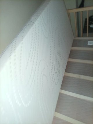 Cuna de bebé de madera y tela de IKEA