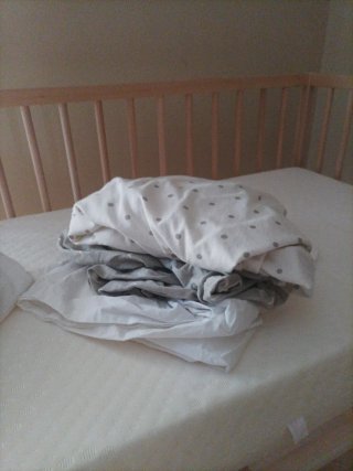Cuna de bebé de madera y tela de IKEA