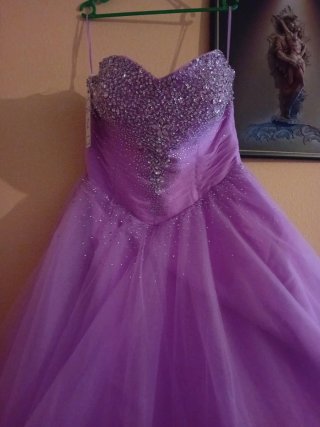 Vestido de fiesta morado con pedrería