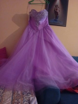 Vestido de fiesta morado con pedrería