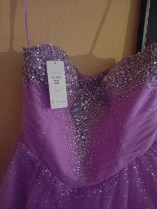 Vestido de fiesta morado con pedrería