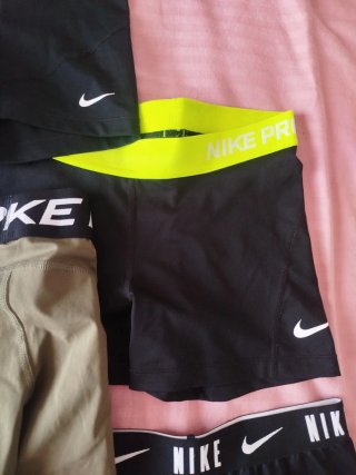 Shorts Nike Mujer Deporte Negro y Verde Oliva