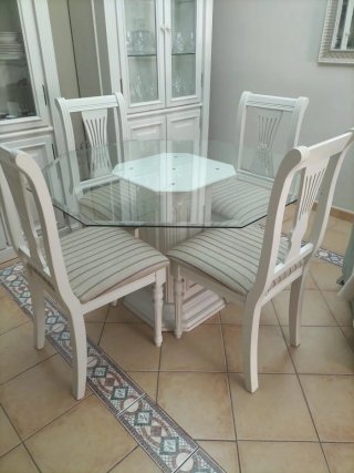 Mesa de salón con 4 sillas