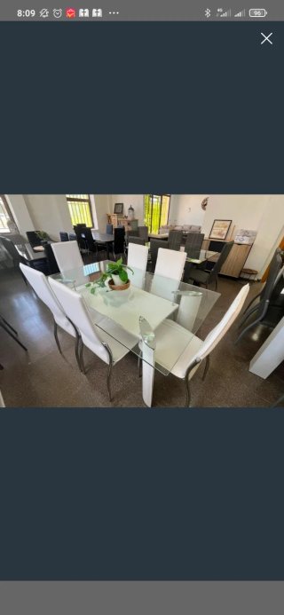 Mesa de comedor de cristal y 6 sillas blancas