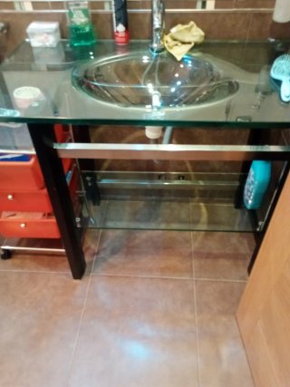 Lavabo de cristal con mueble y repisa