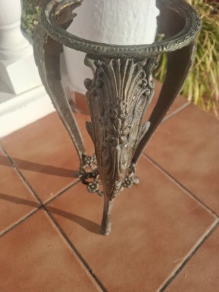 Pie de macetero de bronce antiguo