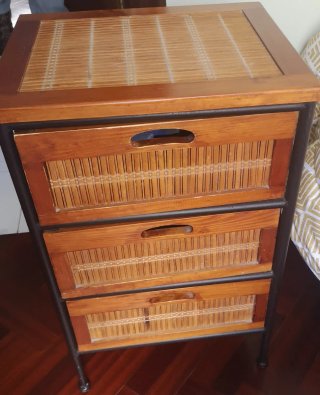 Mueble de madera con estanterías