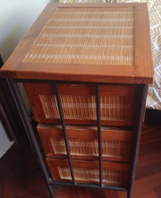 Mueble de madera con estanterías