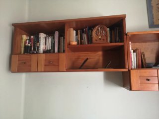 Mueble de madera con estanterías