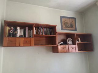 Mueble de madera con estanterías