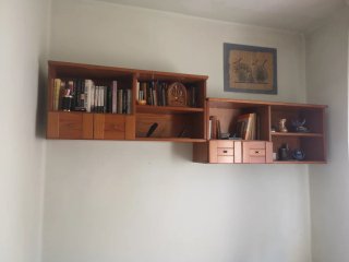 Mueble de madera con estanterías