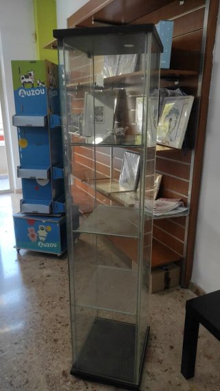 Panel expositor tienda con baldas y ganchos