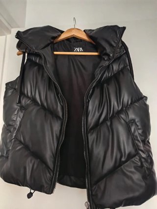 Chaleco acolchado efecto piel Zara