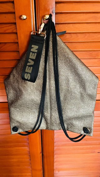 Mochila sixtyseven dorada y negra.