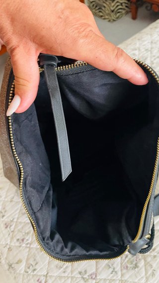 Mochila sixtyseven dorada y negra.