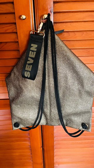 Mochila sixtyseven dorada y negra.