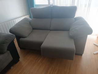 Sofá de 2 plazas gris. Comprado en grupo Millán,