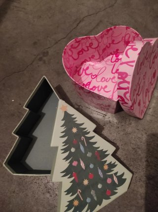Caja árbol y corazón