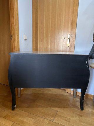 Cómoda plateada con patas curvas