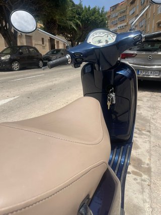 Vespa LX125 Azul y Beige