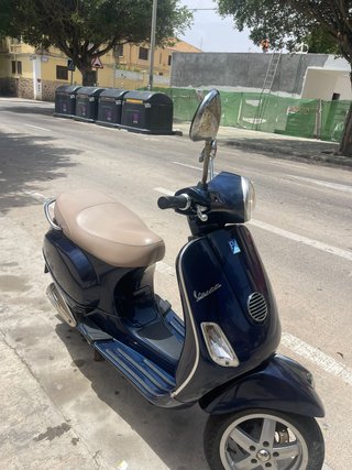 Vespa LX125 Azul y Beige
