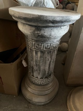 Columna de piedra decorativa