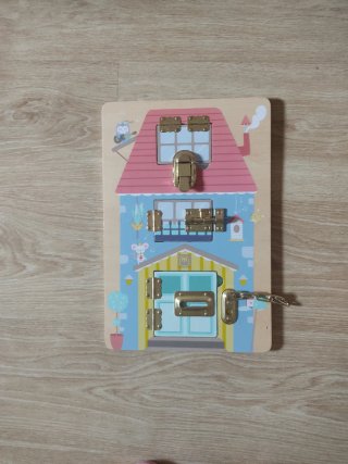 Puzzle infantil de madera con cerraduras
