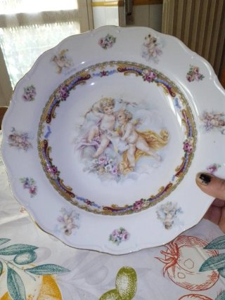 Piatto centrotavola decorato con putti