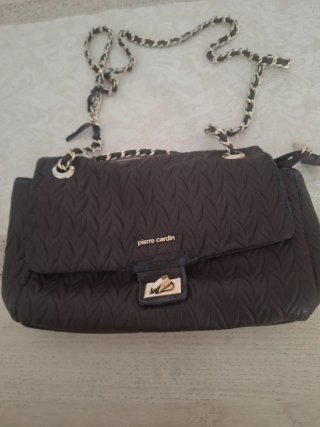 Bolso Pierre Cardin marrón con cadena
