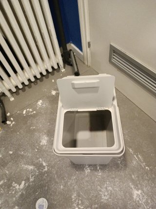 Cubo beige de plástico