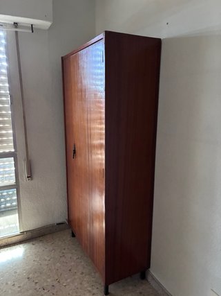 Armario ropero de madera con estantes