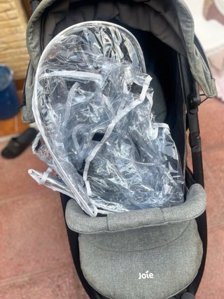 Silla de paseo Joie gris con protector de lluvia