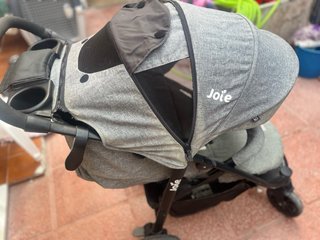 Silla de paseo Joie gris con protector de lluvia