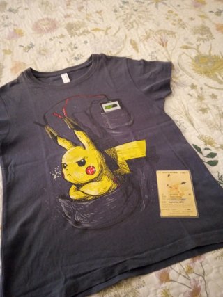 Camiseta Pikachu Talla 10 + Carta de metal dorada