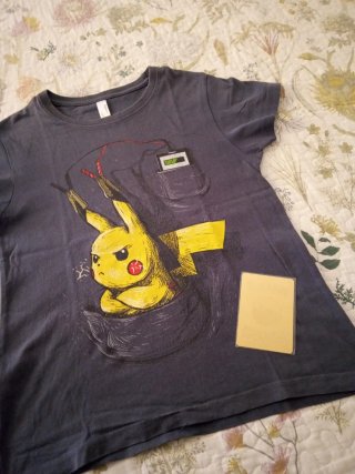 Camiseta Pikachu Talla 10 + Carta de metal dorada
