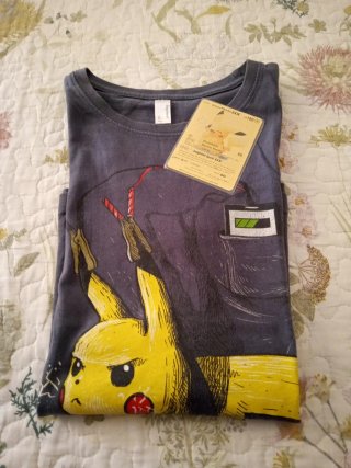 Camiseta Pikachu Talla 10 + Carta de metal dorada