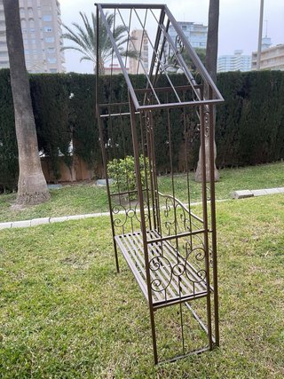 Banco de jardín de metal con arco