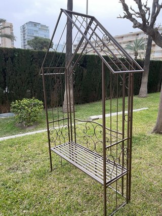 Banco de jardín de metal con arco