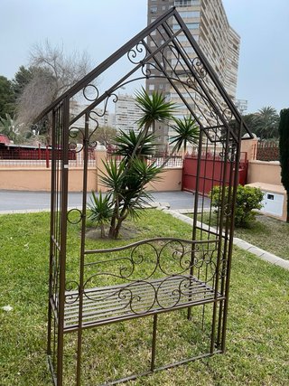 Banco de jardín de metal con arco