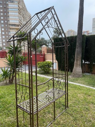 Banco de jardín de metal con arco
