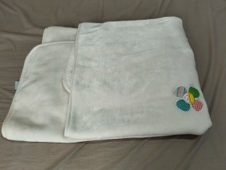 Manta de cuna bordada