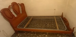 Cama de madera con diseño de mano