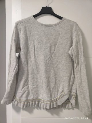 Sudadera gris con volantes dorados