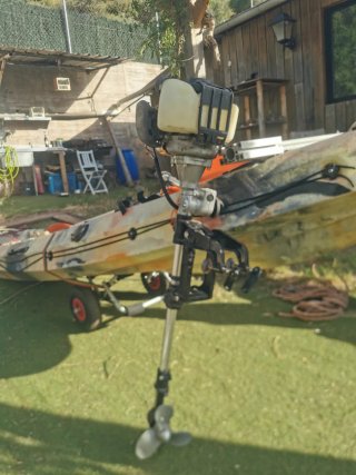 Kayak Galaxy 2+1 con motor fueraborda 4T