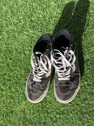 Vans Sk8-Hi negras y blancas usadas