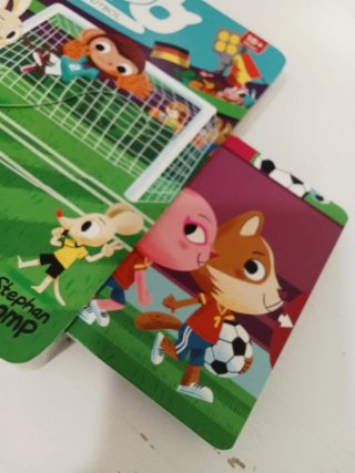 Pepo juega al fútbol