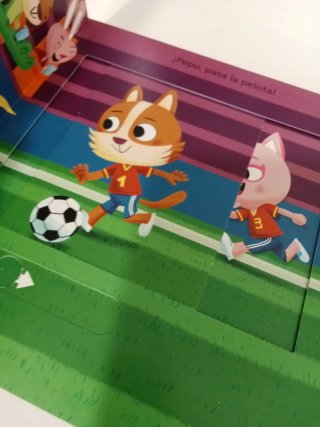 Pepo juega al fútbol