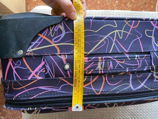 Maleta de viaje con estampado abstracto
