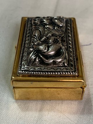 Pastillero antiguo religioso con relieve