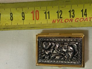 Pastillero antiguo religioso con relieve